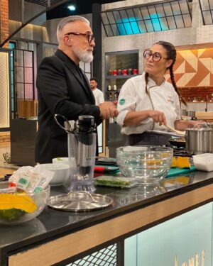 Belén Mora Instagram - Que lindas fotos me acaban de mandar. Las habia perdido todas. Que linda experiencia. Que lindas personas conoci. Pucha que aprendi! #TopChefVIP #MANOSARRIBA