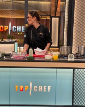 Belén Mora Instagram - Que lindas fotos me acaban de mandar. Las habia perdido todas. Que linda experiencia. Que lindas personas conoci. Pucha que aprendi! #TopChefVIP #MANOSARRIBA