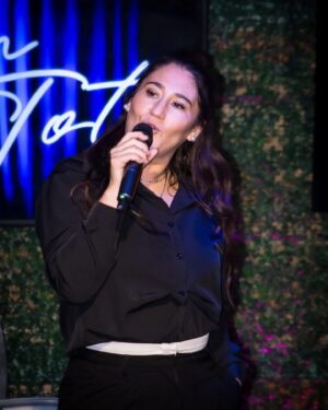 Belén Mora Instagram - Tremenda presentación, de una de las parejas más famosas en Chile, 
quienes "Aún no están casados"💍 jajajaja,😅 
Belén y Toto en Puerto Montt.
Algunas imágenes de este espectacular show📸🤭

📸 @fotovi_estudio 👈