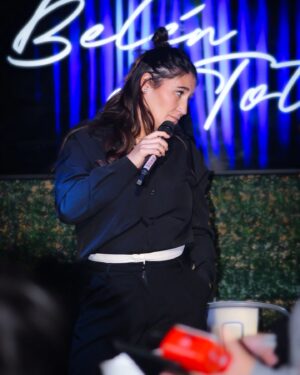 Belén Mora Instagram - Tremenda presentación, de una de las parejas más famosas en Chile, 
quienes "Aún no están casados"💍 jajajaja,😅 
Belén y Toto en Puerto Montt.
Algunas imágenes de este espectacular show📸🤭

📸 @fotovi_estudio 👈