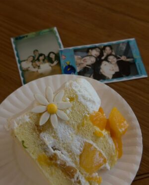Bella Yang Instagram - 🎂Happy BTD to me🎂
今年過了個很不一樣的生日
謝謝好友們都很用心陪著我一起度過☺️
也謝謝老婆超不愛戶外活動🌤️
但是為了讓我開心
在生日當天安排了散彈槍飛靶、叢林越野車、遊艇自駕、海灘騎馬，最後再去好友家吃淡菜大餐☺️

讓我生日的24小時被用的淋漓盡致
到現在我們都還在全身酸痛
甚至是剛剛才有空檔讀老婆寫給我的卡片😂

但我真的很開心
生日願望只求幸福美滿的
一直一起生活下去💕☺️👩🏻‍❤️‍💋‍👩🏻

#卡貝妻妻日記 #CBdiary