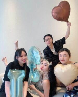 Bella Yang Instagram - 🎂Happy BTD to me🎂
今年過了個很不一樣的生日
謝謝好友們都很用心陪著我一起度過☺️
也謝謝老婆超不愛戶外活動🌤️
但是為了讓我開心
在生日當天安排了散彈槍飛靶、叢林越野車、遊艇自駕、海灘騎馬，最後再去好友家吃淡菜大餐☺️

讓我生日的24小時被用的淋漓盡致
到現在我們都還在全身酸痛
甚至是剛剛才有空檔讀老婆寫給我的卡片😂

但我真的很開心
生日願望只求幸福美滿的
一直一起生活下去💕☺️👩🏻‍❤️‍💋‍👩🏻

#卡貝妻妻日記 #CBdiary