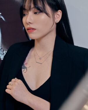 Bella Yang Instagram - 自從討論結婚之後，
時不時都會跟婆婆一起去欣賞各種不同的首飾💎
覺得能成長在這樣充滿愛與包容的多元時代真的太好了🤍
愛不只有一種樣貌，能一同與另一半一起定義愛的新定義是一件幸福的事

-
今天來欣賞同樣賦予傳統價值新定義 - Swarovski 推出的全新高級珠寶系列 「Swarovski Created Diamonds」
傳承了129年的工藝，
一直秉持著打造「適合所有人的鑽石」的初衷💠真的超級無敵漂亮！！
-
Swarovski 培育鑽石的切工、顏色、淨度、克拉重量全都達到IGI權威認證！
與開採鑽石一模一樣！
而且製作過程也用了100%再生能源打造，並利用100%循環再用金銀材質♻️
-
本來就常常會去逛Swarovski，這次看到Swarovski培育鑽石真的好驚艷！！還趁機挑了一條跟婆婆的「一」字情侶款項鍊，我們就是彼此的「唯一」❤️
希望下次我的床頭會再多了一個驚喜🤓🤍

@swarovski 
#Swarovski
#SwarovskiCreatedDiamonds
#SwarovskiGalaxy