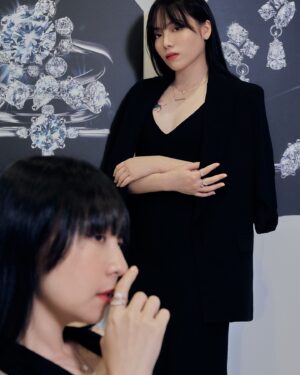 Bella Yang Instagram - 自從討論結婚之後，
時不時都會跟婆婆一起去欣賞各種不同的首飾💎
覺得能成長在這樣充滿愛與包容的多元時代真的太好了🤍
愛不只有一種樣貌，能一同與另一半一起定義愛的新定義是一件幸福的事

-
今天來欣賞同樣賦予傳統價值新定義 - Swarovski 推出的全新高級珠寶系列 「Swarovski Created Diamonds」
傳承了129年的工藝，
一直秉持著打造「適合所有人的鑽石」的初衷💠真的超級無敵漂亮！！
-
Swarovski 培育鑽石的切工、顏色、淨度、克拉重量全都達到IGI權威認證！
與開採鑽石一模一樣！
而且製作過程也用了100%再生能源打造，並利用100%循環再用金銀材質♻️
-
本來就常常會去逛Swarovski，這次看到Swarovski培育鑽石真的好驚艷！！還趁機挑了一條跟婆婆的「一」字情侶款項鍊，我們就是彼此的「唯一」❤️
希望下次我的床頭會再多了一個驚喜🤓🤍

@swarovski 
#Swarovski
#SwarovskiCreatedDiamonds
#SwarovskiGalaxy