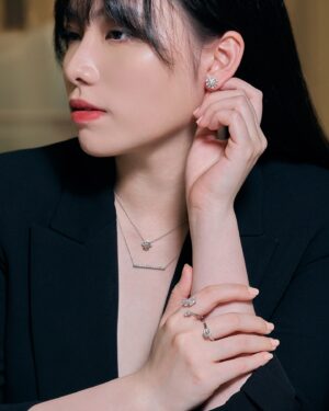 Bella Yang Instagram - 自從討論結婚之後，
時不時都會跟婆婆一起去欣賞各種不同的首飾💎
覺得能成長在這樣充滿愛與包容的多元時代真的太好了🤍
愛不只有一種樣貌，能一同與另一半一起定義愛的新定義是一件幸福的事

-
今天來欣賞同樣賦予傳統價值新定義 - Swarovski 推出的全新高級珠寶系列 「Swarovski Created Diamonds」
傳承了129年的工藝，
一直秉持著打造「適合所有人的鑽石」的初衷💠真的超級無敵漂亮！！
-
Swarovski 培育鑽石的切工、顏色、淨度、克拉重量全都達到IGI權威認證！
與開採鑽石一模一樣！
而且製作過程也用了100%再生能源打造，並利用100%循環再用金銀材質♻️
-
本來就常常會去逛Swarovski，這次看到Swarovski培育鑽石真的好驚艷！！還趁機挑了一條跟婆婆的「一」字情侶款項鍊，我們就是彼此的「唯一」❤️
希望下次我的床頭會再多了一個驚喜🤓🤍

@swarovski 
#Swarovski
#SwarovskiCreatedDiamonds
#SwarovskiGalaxy
