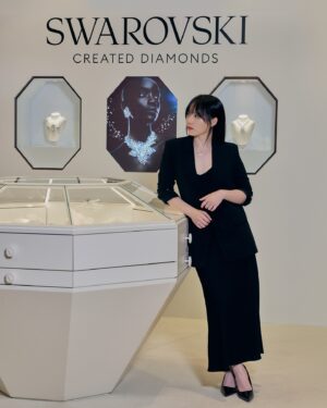 Bella Yang Instagram - 自從討論結婚之後，
時不時都會跟婆婆一起去欣賞各種不同的首飾💎
覺得能成長在這樣充滿愛與包容的多元時代真的太好了🤍
愛不只有一種樣貌，能一同與另一半一起定義愛的新定義是一件幸福的事

-
今天來欣賞同樣賦予傳統價值新定義 - Swarovski 推出的全新高級珠寶系列 「Swarovski Created Diamonds」
傳承了129年的工藝，
一直秉持著打造「適合所有人的鑽石」的初衷💠真的超級無敵漂亮！！
-
Swarovski 培育鑽石的切工、顏色、淨度、克拉重量全都達到IGI權威認證！
與開採鑽石一模一樣！
而且製作過程也用了100%再生能源打造，並利用100%循環再用金銀材質♻️
-
本來就常常會去逛Swarovski，這次看到Swarovski培育鑽石真的好驚艷！！還趁機挑了一條跟婆婆的「一」字情侶款項鍊，我們就是彼此的「唯一」❤️
希望下次我的床頭會再多了一個驚喜🤓🤍

@swarovski 
#Swarovski
#SwarovskiCreatedDiamonds
#SwarovskiGalaxy