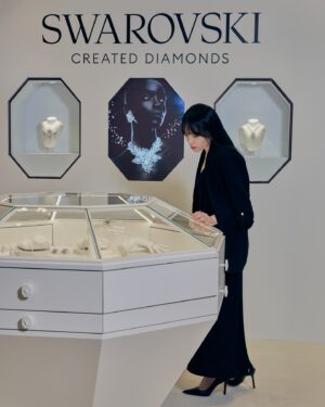 Bella Yang Instagram - 自從討論結婚之後，
時不時都會跟婆婆一起去欣賞各種不同的首飾💎
覺得能成長在這樣充滿愛與包容的多元時代真的太好了🤍
愛不只有一種樣貌，能一同與另一半一起定義愛的新定義是一件幸福的事

-
今天來欣賞同樣賦予傳統價值新定義 - Swarovski 推出的全新高級珠寶系列 「Swarovski Created Diamonds」
傳承了129年的工藝，
一直秉持著打造「適合所有人的鑽石」的初衷💠真的超級無敵漂亮！！
-
Swarovski 培育鑽石的切工、顏色、淨度、克拉重量全都達到IGI權威認證！
與開採鑽石一模一樣！
而且製作過程也用了100%再生能源打造，並利用100%循環再用金銀材質♻️
-
本來就常常會去逛Swarovski，這次看到Swarovski培育鑽石真的好驚艷！！還趁機挑了一條跟婆婆的「一」字情侶款項鍊，我們就是彼此的「唯一」❤️
希望下次我的床頭會再多了一個驚喜🤓🤍

@swarovski 
#Swarovski
#SwarovskiCreatedDiamonds
#SwarovskiGalaxy