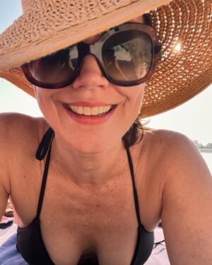 Bellamy Young Instagram - At some point, I turned into a beach person. 😂🤯🤷🏻‍♀️ We both did. 🐶🥰😄
(@pedrosegundoofficial was just waiting for us to catch up. 😎) 
Hope whatever you're up to today, it's making you smile too. Much love to everybody! 💗🏖️❤️