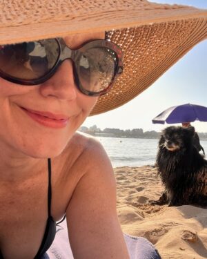 Bellamy Young Instagram - At some point, I turned into a beach person. 😂🤯🤷🏻‍♀️ We both did. 🐶🥰😄
(@pedrosegundoofficial was just waiting for us to catch up. 😎) 
Hope whatever you're up to today, it's making you smile too. Much love to everybody! 💗🏖️❤️