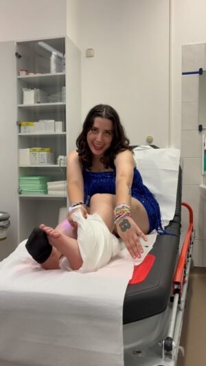 Bely Basarte Instagram - 🚑 saliendo del eras tour en ambulancia

Sara está bien, ha sido el mejor día de su vida 🙌🏻