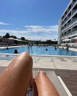 Benedita Pereira Instagram - #parceria Não podia ter escolhido melhor o Hotel para passar o meu “fim-de-aniversário”. Já é a nossa segunda vez, desta vez no verão e sem crianças (se bem que é também excelente com crianças) e foi mais uma vez maravilhoso. Quarto de sonho, piscina óptima, pequeno almoço que de pequeno só tem mesmo o nome, staff super simpático e ainda tivemos direito a massagem de casal! E o melhor de tudo: a 5 minutos das imensas praias da Costa da Caparica, sem apanhar trânsito nem confusão 🥰

@crowneplazacaparicalisbon