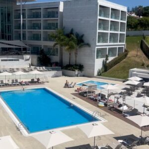 Benedita Pereira Instagram - #parceria Não podia ter escolhido melhor o Hotel para passar o meu “fim-de-aniversário”. Já é a nossa segunda vez, desta vez no verão e sem crianças (se bem que é também excelente com crianças) e foi mais uma vez maravilhoso. Quarto de sonho, piscina óptima, pequeno almoço que de pequeno só tem mesmo o nome, staff super simpático e ainda tivemos direito a massagem de casal! E o melhor de tudo: a 5 minutos das imensas praias da Costa da Caparica, sem apanhar trânsito nem confusão 🥰

@crowneplazacaparicalisbon