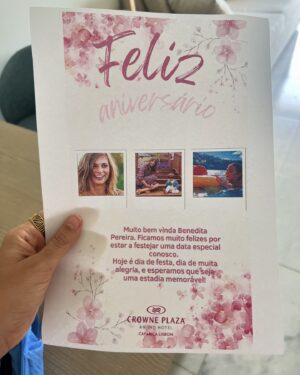 Benedita Pereira Instagram - #parceria Não podia ter escolhido melhor o Hotel para passar o meu “fim-de-aniversário”. Já é a nossa segunda vez, desta vez no verão e sem crianças (se bem que é também excelente com crianças) e foi mais uma vez maravilhoso. Quarto de sonho, piscina óptima, pequeno almoço que de pequeno só tem mesmo o nome, staff super simpático e ainda tivemos direito a massagem de casal! E o melhor de tudo: a 5 minutos das imensas praias da Costa da Caparica, sem apanhar trânsito nem confusão 🥰

@crowneplazacaparicalisbon