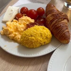 Benedita Pereira Instagram - #parceria Não podia ter escolhido melhor o Hotel para passar o meu “fim-de-aniversário”. Já é a nossa segunda vez, desta vez no verão e sem crianças (se bem que é também excelente com crianças) e foi mais uma vez maravilhoso. Quarto de sonho, piscina óptima, pequeno almoço que de pequeno só tem mesmo o nome, staff super simpático e ainda tivemos direito a massagem de casal! E o melhor de tudo: a 5 minutos das imensas praias da Costa da Caparica, sem apanhar trânsito nem confusão 🥰

@crowneplazacaparicalisbon