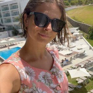 Benedita Pereira Instagram - #parceria Não podia ter escolhido melhor o Hotel para passar o meu “fim-de-aniversário”. Já é a nossa segunda vez, desta vez no verão e sem crianças (se bem que é também excelente com crianças) e foi mais uma vez maravilhoso. Quarto de sonho, piscina óptima, pequeno almoço que de pequeno só tem mesmo o nome, staff super simpático e ainda tivemos direito a massagem de casal! E o melhor de tudo: a 5 minutos das imensas praias da Costa da Caparica, sem apanhar trânsito nem confusão 🥰

@crowneplazacaparicalisbon