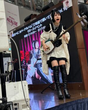 Beni Ninagawa Instagram - 幕張イオン新都心TSUTAYA書店様！！
ありがとう、本日が関東エリアラストリリイベでしたが360度お買い物中の皆様もどっからでも見れるスタイル。そう。そうよ。これがやりたかったんよ( ˶ ᷇ 𖥦 ᷆ ˵ )！！！1人で武道カーン！！と叫んでおりました。現場からは以上です。
さて明日金沢ファイナルで燃え尽きましょう。