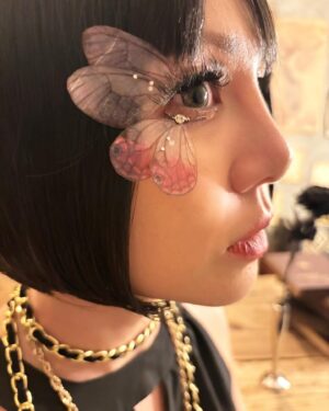 Beni Ninagawa Instagram - 先日アナザージャケット撮影メイキングがべにチャンネルにあがりましたが、こちらもちょこっとオフショ。安定のメイクに可愛い衣装、まつ毛アート、スタジオオーナーさんのマジック＆素敵すぎるキャンピングカー。
楽しい撮影でした。ありがとうございます<(_ _)>