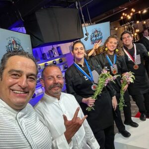 Benito Molina Instagram - Y colorín colorado... ¡Qué honor haber sido parte del equipo TUDN durante las Olimpiadas! Un enorme agradecimiento a todo el equipo de producción y a mis compañeros, con quienes compartimos momentos inolvidables. Felicidades a Marisol @yosisoymarisolpink  por tu merecido triunfo. Espero que nos volvamos a encontrar pronto en la pantalla chica 📺🤘🏽🍏