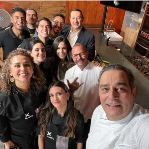 Benito Molina Instagram - Y colorín colorado... ¡Qué honor haber sido parte del equipo TUDN durante las Olimpiadas! Un enorme agradecimiento a todo el equipo de producción y a mis compañeros, con quienes compartimos momentos inolvidables. Felicidades a Marisol @yosisoymarisolpink  por tu merecido triunfo. Espero que nos volvamos a encontrar pronto en la pantalla chica 📺🤘🏽🍏