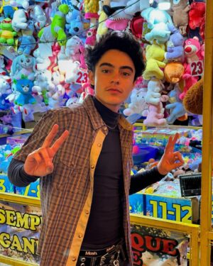 Benjamin Damini Instagram - festa junina no interior pensando se arrisco minha vida num brinquedo que simula uma queda livre de 40 metros 🤔 vc iria?

2. não estava muito aventureiro nesse dia então optei por pescar para ganhar pelúcias fofinhas 
3. uma volta em círculo com o peixe grande
4. momentos em que eu repenso por que ainda não sou vegetariano
5/6: alguém sabe?/acontece bastante
7. sendo feliz no rildi num dia de chuvisco
8. julhou com lembretin do ben