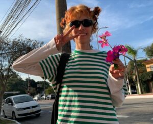 Benjamin Damini Instagram - minha primeira apresentação como baterista com direito a pé engessado (não mexam no celular e desçam a escada do metrô ao mesmo tempo ok?) e buquê de flores silvestres do meu amô. obrigado @emt_brasil e @schoolofrock.brasil por todo o incentivo, tem me feito um bem danado poder voltar a estudar música. e ao meu professor @d.danilosantos por embarcar nessa loucura de fazer os bumbos por mim, foi muito divertido tocar junto!