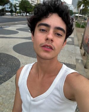 Benjamin Damini Instagram - festa junina no interior pensando se arrisco minha vida num brinquedo que simula uma queda livre de 40 metros 🤔 vc iria?

2. não estava muito aventureiro nesse dia então optei por pescar para ganhar pelúcias fofinhas 
3. uma volta em círculo com o peixe grande
4. momentos em que eu repenso por que ainda não sou vegetariano
5/6: alguém sabe?/acontece bastante
7. sendo feliz no rildi num dia de chuvisco
8. julhou com lembretin do ben