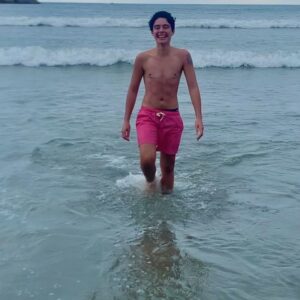 Benjamin Damini Instagram - 🎉 feliz quadragésimo segundo benversário! 🎉

1. celebrando com pipoca doce y afetos 
2/3. @artaudog conheceu a praia e entrou no mar pela primeira vez
4/5. mulheres que amo e admiro
6. de quem será o próximo ex feat. vira lata caramelo descompensado
7/8/9. memes artaudianos