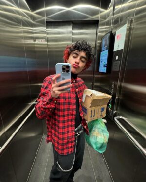 Benjamin Damini Instagram - mês do orgulho de ser reciclável e agora às quartas usamos xadrez junino

2. já pensou pra parar que faltam 6 meses pro ano acabar? 
3. medeixa
4. birds_of_a_feather.mp3
5. sétima marcha do @orgulhotrans de sp
6. pets_pais_de_patos.mp4
7/8. adoráveisamizades 
9/10. nem feminino nem masculino apenas ameaça