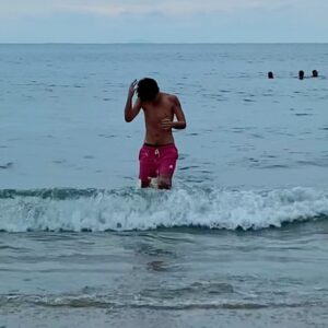 Benjamin Damini Instagram - 🎉 feliz quadragésimo segundo benversário! 🎉

1. celebrando com pipoca doce y afetos 
2/3. @artaudog conheceu a praia e entrou no mar pela primeira vez
4/5. mulheres que amo e admiro
6. de quem será o próximo ex feat. vira lata caramelo descompensado
7/8/9. memes artaudianos