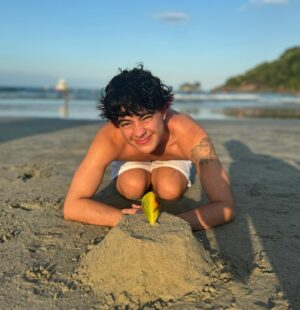 Benjamin Damini Instagram - dump de abril y março y fevereiro pq eu perdi as datas 🤪 mas antes tarde do que nunca né? 

1. quinquagésimo segundo benversário
2/3. quem te vê quem te viu
4. primeira marsha transmasculina de sp
5. camuflagem de alto nível
6. isso configura acidente de trabalho?
7. primeira audiência estadual sobre transmasculinidades
8/9. galinhas inseguras y desidratadas
10. banho de mangueira na lua crescente despedida de verão