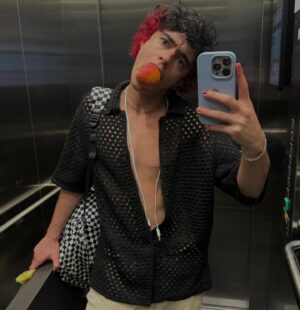 Benjamin Damini Instagram - dump de abril y março y fevereiro pq eu perdi as datas 🤪 mas antes tarde do que nunca né? 

1. quinquagésimo segundo benversário
2/3. quem te vê quem te viu
4. primeira marsha transmasculina de sp
5. camuflagem de alto nível
6. isso configura acidente de trabalho?
7. primeira audiência estadual sobre transmasculinidades
8/9. galinhas inseguras y desidratadas
10. banho de mangueira na lua crescente despedida de verão