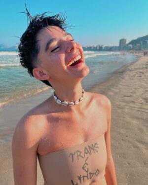 Benjamin Damini Instagram - 🏳️‍⚧️ olha o translindo passando no seu feed 🏳️‍⚧️

2. ben sua crush tá vindo aja naturalmente
3. pézinhos dançantes na sapuca feat. meia que roubei do meu personagem
4/5. sou meio obcecado por horas iguais
6. aruaémemóriacomum.jpg