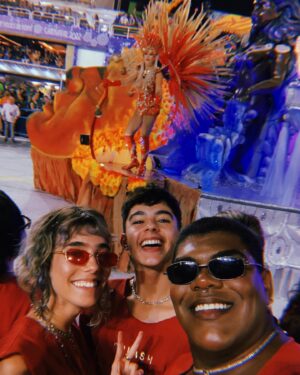 Benjamin Damini Instagram - o primeiro carnaval na sapuca a gente nunca esquece! gracias ao camarote quem pelo convite, foi lindimais 💛