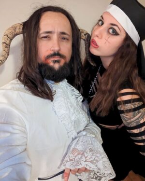 Benjamin Daniel Instagram - Le démon et la Nonne, votre nouvelle série ! 🎃

Happy Halloween 🔪🍷🪦

#halloween #happyhalloween