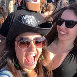 Benjamin Daniel Instagram - Parce qu'on était bien au @hellfestopenair 2024 ! 🤟🏻❤️‍🔥
°
C'est super dur de mettre des extraits de Steel Panther sans NICHONS, mais garantie sans téton !
°
Puis j'ai mis Ratata de @babymetal_official x @electriccallboy car j'ai la musique en tête depuis notre retour ! 🫠
°
#hellfest #hellfestopenair #hellfest2024 #steelpanther #gardiennedesténèbres