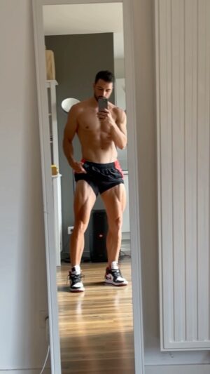 Benjamin Macé Instagram - Si t’en as marre de ressembler à une chips mouillée remplie le questionnaire dans ma bio 💪