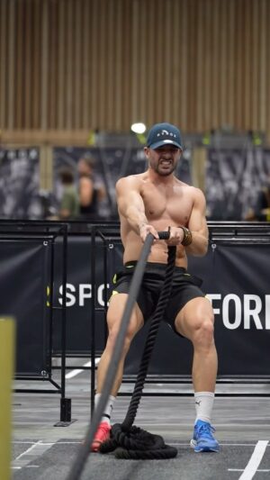 Benjamin Macé Instagram - L’HYROX c’est quoi ? 
8 km de course à pieds 
Tous les km une épreuve : 

1 - 1000m ski erg 
2 - 100 m sled push 152kg
3 - 100 m sled pull 103 kg
4 - 100 m burpees broad jump 
5 - 1000 m rowing 
6 - 200 metres farmer walk 2 x 24 kg KB 
7 - 100 metres fentes avec sac de sable 20kg 
8 - 100 wall balls 6 kg 

Prochaine date le 27 avril à Bordeaux 🌶️💪

📷 @corentinmace_ 🔥