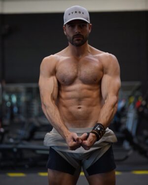 Benjamin Macé Instagram - Nouvelle semaine : nouveau training pecs 

🔥 ÉCHAUFFEMENT : 
Élévations latérales poulie / extension triceps poulie / seated cable chest fly 

3 tour 10/15 reps par exercices sans repos entre chaque tour 

🔥 WORKOUT 🔥

1️⃣ DÉVELOPPÉ COUCHÉ MACHINE AVEC ÉLASTIQUE 
4 x 10/12 reps 
1’30 repos 

2️⃣ CHEST FLY 
4 x 10/12 reps 
1’30 repos 

3️⃣ INCLINE DC SMITH 
4 x 10/12 reps 

4️⃣ EXTENSION TRICEPS POULIE CORDE   EXTENSION TRICEPS UNILATÉRAL 
4 x 10/12 reps   10/12 reps / bras 

 👊🏼 Tag ton/ ta @gymbro avec qui  faire cette séance 🔥
Les pecs pour toi, c’est début ou fin de semaine ? 
#musculation #fitness #motivation 
#summer #fitboy #bench #workout 
#fitnessmotivation #bordeaux