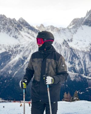Benjamin Macé Instagram - Cette semaine au ski aura été riche. Riche en moment cool avec des personnes que j’apprécie énormément mais aussi riche en calories 😂😂 

J’ai fait la semaine complète 7/7 ✅ 
Raclette 🧀 
Burger 🍔 
Fondu savoyarde 🫕 
Pizza 🍕 
Tartiflette 🥓 
Cookie 🍪 

😂 autant vous dire que la j’attends même pas le début du challenge pour reprendre un bon rythme 💪💪

Prochain challenge le 15 janvier lets go se motiver ensemble pour sortir un résultat d’américain et démarrer l’année 2024 de la meilleure des façons 🚀🚀🚀

Commente « READY »si t’es chaud 💪

#ski #friends #food #challenge