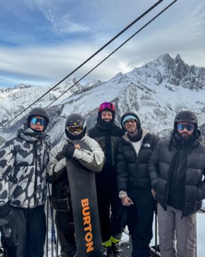 Benjamin Macé Instagram - Cette semaine au ski aura été riche. Riche en moment cool avec des personnes que j’apprécie énormément mais aussi riche en calories 😂😂 

J’ai fait la semaine complète 7/7 ✅ 
Raclette 🧀 
Burger 🍔 
Fondu savoyarde 🫕 
Pizza 🍕 
Tartiflette 🥓 
Cookie 🍪 

😂 autant vous dire que la j’attends même pas le début du challenge pour reprendre un bon rythme 💪💪

Prochain challenge le 15 janvier lets go se motiver ensemble pour sortir un résultat d’américain et démarrer l’année 2024 de la meilleure des façons 🚀🚀🚀

Commente « READY »si t’es chaud 💪

#ski #friends #food #challenge