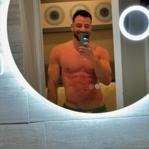 Benjamin Macé Instagram - 🦐 c’est quoi vos meilleurs remèdes contre les vrais coup de soleil 🤣 ?