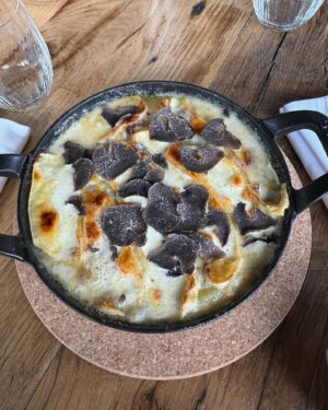 Benjamin Macé Instagram - Cette semaine au ski aura été riche. Riche en moment cool avec des personnes que j’apprécie énormément mais aussi riche en calories 😂😂 

J’ai fait la semaine complète 7/7 ✅ 
Raclette 🧀 
Burger 🍔 
Fondu savoyarde 🫕 
Pizza 🍕 
Tartiflette 🥓 
Cookie 🍪 

😂 autant vous dire que la j’attends même pas le début du challenge pour reprendre un bon rythme 💪💪

Prochain challenge le 15 janvier lets go se motiver ensemble pour sortir un résultat d’américain et démarrer l’année 2024 de la meilleure des façons 🚀🚀🚀

Commente « READY »si t’es chaud 💪

#ski #friends #food #challenge