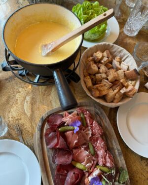 Benjamin Macé Instagram - Cette semaine au ski aura été riche. Riche en moment cool avec des personnes que j’apprécie énormément mais aussi riche en calories 😂😂 

J’ai fait la semaine complète 7/7 ✅ 
Raclette 🧀 
Burger 🍔 
Fondu savoyarde 🫕 
Pizza 🍕 
Tartiflette 🥓 
Cookie 🍪 

😂 autant vous dire que la j’attends même pas le début du challenge pour reprendre un bon rythme 💪💪

Prochain challenge le 15 janvier lets go se motiver ensemble pour sortir un résultat d’américain et démarrer l’année 2024 de la meilleure des façons 🚀🚀🚀

Commente « READY »si t’es chaud 💪

#ski #friends #food #challenge