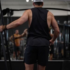 Benjamin Macé Instagram - Nouvelle semaine : nouveau training pecs 

🔥 ÉCHAUFFEMENT : 
Élévations latérales poulie / extension triceps poulie / seated cable chest fly 

3 tour 10/15 reps par exercices sans repos entre chaque tour 

🔥 WORKOUT 🔥

1️⃣ DÉVELOPPÉ COUCHÉ MACHINE AVEC ÉLASTIQUE 
4 x 10/12 reps 
1’30 repos 

2️⃣ CHEST FLY 
4 x 10/12 reps 
1’30 repos 

3️⃣ INCLINE DC SMITH 
4 x 10/12 reps 

4️⃣ EXTENSION TRICEPS POULIE CORDE   EXTENSION TRICEPS UNILATÉRAL 
4 x 10/12 reps   10/12 reps / bras 

 👊🏼 Tag ton/ ta @gymbro avec qui  faire cette séance 🔥
Les pecs pour toi, c’est début ou fin de semaine ? 
#musculation #fitness #motivation 
#summer #fitboy #bench #workout 
#fitnessmotivation #bordeaux
