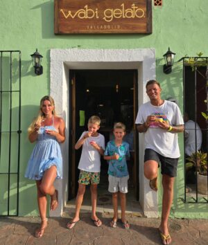 Benjamin Machet Instagram - ✨ AVENTURE EN FAMILLE DANS LE YUCATAN ✨

Salut à tous ! 🌴 Nous voilà bien installés au cœur de la magnifique région du Yucatan, dans la charmante ville de Valladolid. Ce coin de paradis nous en met plein la vue avec ses couleurs vibrantes, son histoire riche et ses habitants chaleureux. 🤗

Après avoir exploré les rues pittoresques de cette ville coloniale, nous sommes prêts à reprendre la route pour notre prochaine étape : direction Holbox, une île paradisiaque où la nature règne en maître. 🏝️ Hâte de poser nos pieds dans le sable fin, de nous baigner dans les eaux turquoise et de nous laisser bercer par le rythme tranquille de la vie insulaire. 🌊

Mais avant ça, en route pour Rio Lagartos et Las Coloradas, ce site incroyable où les eaux roses des salines semblent sortir tout droit d’un rêve.

Ce road trip à travers le Yucatan est vraiment une aventure incroyable. Chaque instant est une découverte, et nous adorons partager ces moments avec vous. 💛

Restez connectés pour suivre nos péripéties mexicaines.

On espère qu'à travera nos stories et nos photos vous découvrez la beauté de mon pays.

En route pour la suite ! 🚗💨

#roadtrip #mexique #family #love #happy