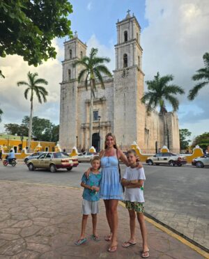 Benjamin Machet Instagram - ✨ AVENTURE EN FAMILLE DANS LE YUCATAN ✨

Salut à tous ! 🌴 Nous voilà bien installés au cœur de la magnifique région du Yucatan, dans la charmante ville de Valladolid. Ce coin de paradis nous en met plein la vue avec ses couleurs vibrantes, son histoire riche et ses habitants chaleureux. 🤗

Après avoir exploré les rues pittoresques de cette ville coloniale, nous sommes prêts à reprendre la route pour notre prochaine étape : direction Holbox, une île paradisiaque où la nature règne en maître. 🏝️ Hâte de poser nos pieds dans le sable fin, de nous baigner dans les eaux turquoise et de nous laisser bercer par le rythme tranquille de la vie insulaire. 🌊

Mais avant ça, en route pour Rio Lagartos et Las Coloradas, ce site incroyable où les eaux roses des salines semblent sortir tout droit d’un rêve.

Ce road trip à travers le Yucatan est vraiment une aventure incroyable. Chaque instant est une découverte, et nous adorons partager ces moments avec vous. 💛

Restez connectés pour suivre nos péripéties mexicaines.

On espère qu'à travera nos stories et nos photos vous découvrez la beauté de mon pays.

En route pour la suite ! 🚗💨

#roadtrip #mexique #family #love #happy