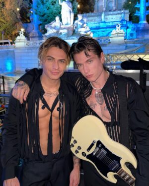 Benjamin Mascolo Instagram - Tim Summer Hits 🎸🖤