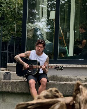 Benjamin Mascolo Instagram - Siamo noi che scriviamo le canzoni, o sono loro che aspettano in silenzio dentro di noi di essere scritte?