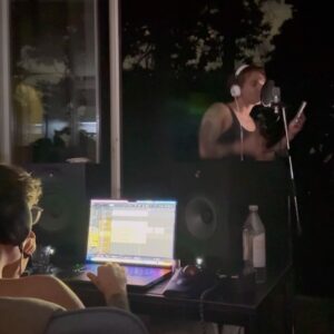 Benjamin Mascolo Instagram - Siamo noi che scriviamo le canzoni, o sono loro che aspettano in silenzio dentro di noi di essere scritte?