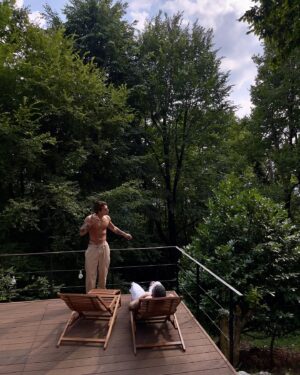 Benjamin Mascolo Instagram - Siamo noi che scriviamo le canzoni, o sono loro che aspettano in silenzio dentro di noi di essere scritte?